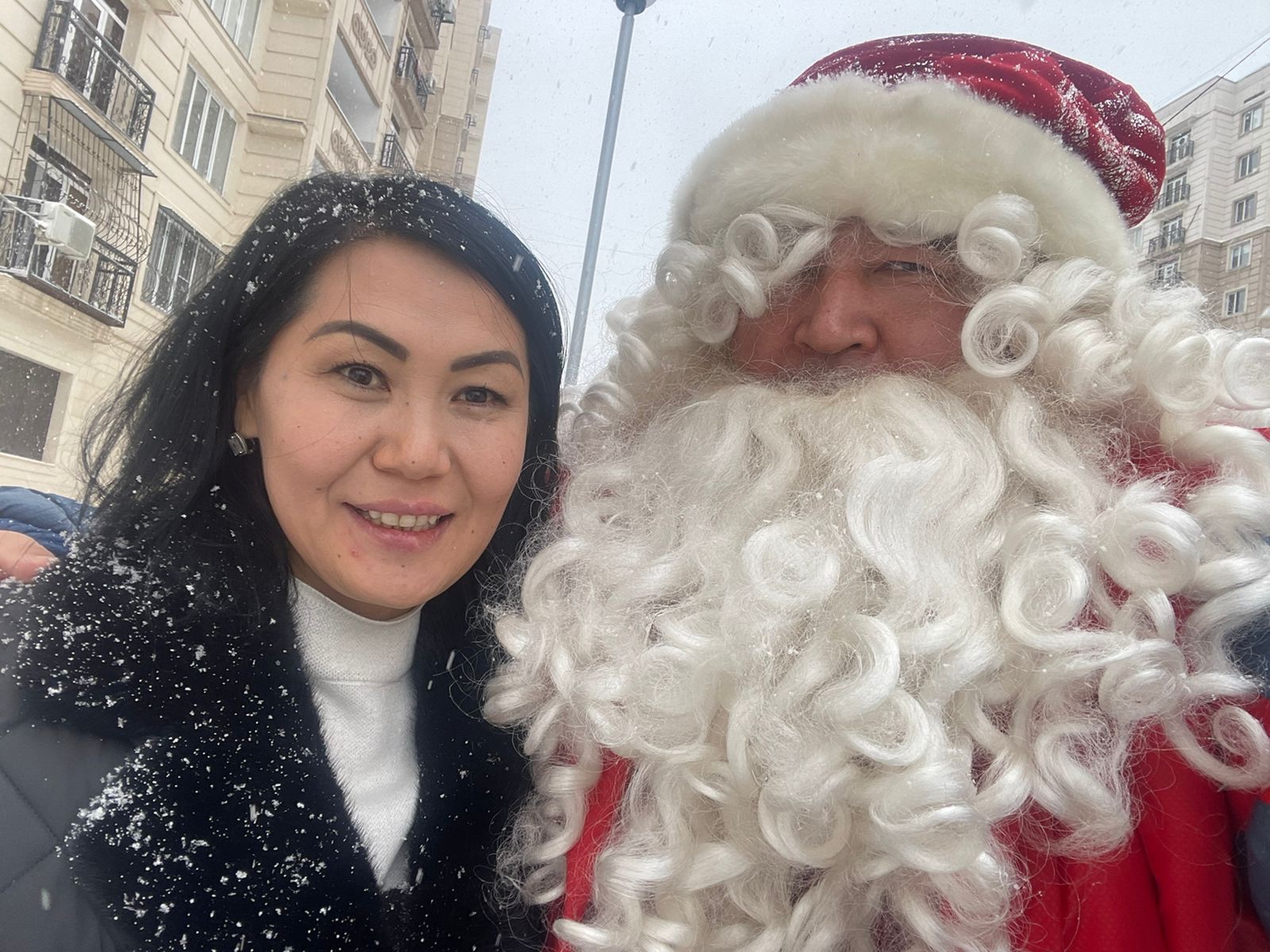 Әйелдер ер адамды мысығын жалауға мәжбүрлейді Фотосуреттерді шешіп жатқан жас модельдер